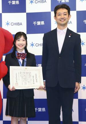 千葉県の熊谷俊人知事(右)から知事賞を授与されたフィギュアスケート女子の中井亜美選手=19日午前、千葉県庁
