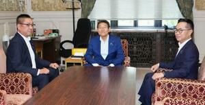会談に臨む(左から)日本維新の会の遠藤国対委員長、立憲民主党の笠国対委員長、国民民主党の古川国対委員長=30日午後、国会