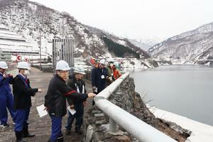 危険箇所を目視で確認した三国川ダムの安全点検=南魚沼市清水瀬