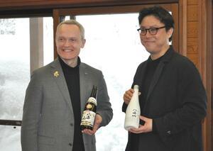 八海醸造とアンバサダー契約を結んだダヴィッド・ビローさん(左)と、南雲真仁副社長=南魚沼市長森