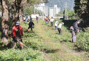 湯沢中里観光協会の協会員が行った中里ホタルの里の草刈り=湯沢町土樽