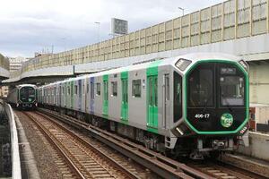 弁天町駅のホームから撮影した大阪メトロ中央線の400系