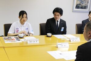 活動の成果などを話す白勢仁奈さん(左)=新潟市役所