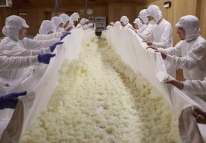 県内外の日本酒ファンがこうじ作りなどを体験した「あさひ日本酒塾」＝長岡市朝日