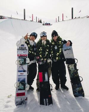 男子で優勝した山田琉聖(中央)と2位の戸塚優斗(左)=アスペン(主催者提供、共同)