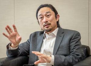 　インタビューに答える千葉大の立花幸司准教授