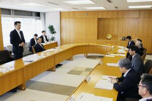 中原八一市長と遠藤仁彦・北陸地方整備局長の懇談会=新潟市役所