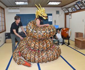 練習に励む保存会メンバー=新潟市南区茨曽根