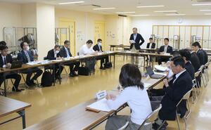 路線バスの状況や観光施策の説明があった佐渡市地域公共交通活性化協議会=佐渡市両津湊