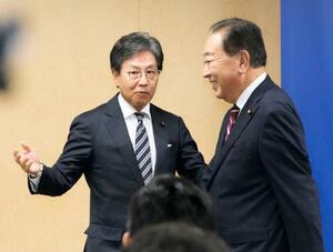 立憲民主党の両院議員総会後の記者対応に臨んだ野田代表(右)と安住幹事長=11日午後、東京・永田町の党本部