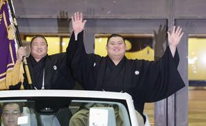 大相撲秋場所で優勝し、パレードでファンの歓声に応える大の里(右)=両国国技館