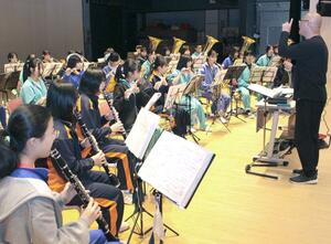 結団して初めての練習に臨む「糸魚川ジュニア吹奏楽団」のメンバー＝糸魚川市