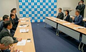 福島県大熊町の吉田淳町長(左奥から3人目)と面会した石原環境相(右端)=14日午後、福島県大熊町