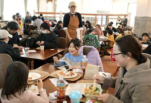 米粉ラーメンやピザなど食物アレルギーに配慮した食事が提供されたイベント=2月24日、新潟市中央区
