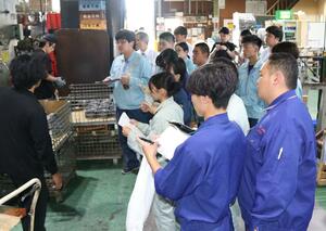 ストカの工場で学ぶ都立工科高校の生徒=三条市北潟