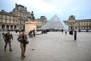 ルーブル美術館とパトロールする兵士=20日、パリ(AP=共同)