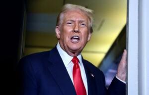 　米大統領専用機内で記者団に話すトランプ米大統領＝３０日（ロイター＝共同）