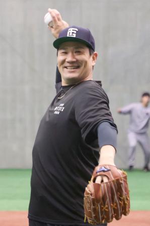 練習を公開し、笑顔でキャッチボールをする巨人・田中将=川崎市のジャイアンツ球場