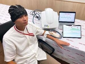 痛みの脳波を計測するNTTドコモ社員