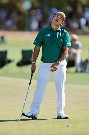 第3ラウンド、17番でパーパットを外した松山英樹。通算2アンダーで29位=オーガスタ・ナショナルGC(共同)