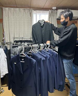 NPO法人ミンナのチカラに集まった制服=胎内市新栄町