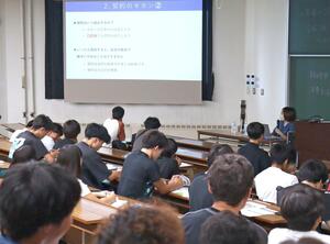 柏崎市消費生活センターが新潟産業大学で開いた講座=柏崎市軽井川