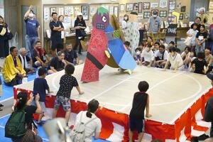 子どもたちの熱戦に会場が沸いた「巨大紙相撲大会」=8月25日、新潟市西区山田