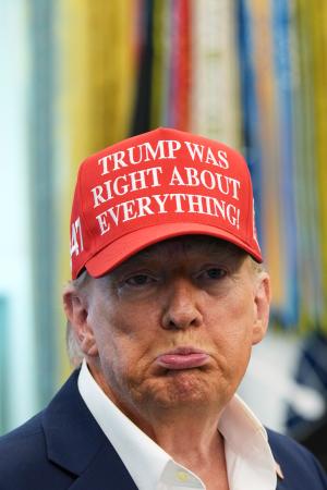 ホワイトハウスの大統領執務室で話すトランプ米大統領=22日、ワシントン(AP=共同)