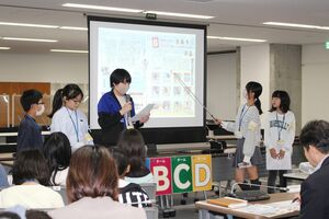 完成した紙面を基に、取材の成果を報告する子ども記者たち=燕市役所