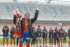 リーグ戦第9節でマイナビ仙台に3-0で快勝し、喜ぶ主将の川澄奈穂美=2024年11月17日、ビッグスワン
