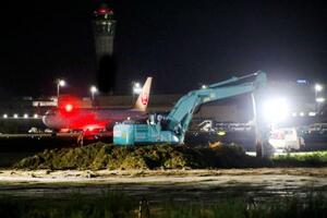 中部国際空港で行われている代替滑走路の工事=1日未明、愛知県常滑市