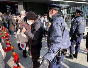 自民党総裁の高市首相らの街頭演説会場で実施された金属探知機を使ったボディーチェック=27日、東京・秋葉原