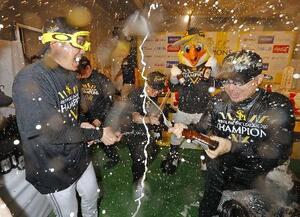 パ・リーグ優勝の祝勝会でビールをかけあうソフトバンクの小久保監督(左)と孫正義オーナー=9月、東京都立川市