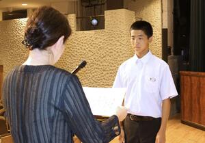 自身の句が特選に選ばれた、小針中3年生の江森慈和さん=新潟市中央区一番堀通町