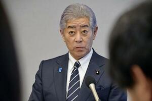 1日、記者団の取材に応じる岩屋外相=ワシントン