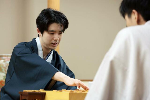 感想戦で対局を振り返る藤井聡太棋王＝１日、新潟市中央区