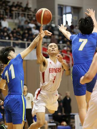 男子決勝リーグ　開志国際－帝京長岡　第４クオーター、パスを出す開志国際の平良宗龍＝新潟市東総合スポーツセンター