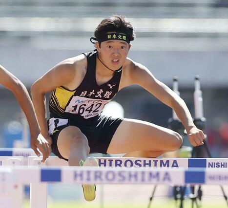 男子１１０メートルハードルタイム決勝　１５位の東隆臣（日本文理）＝７月２９日、広島市　
