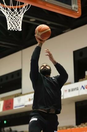 ホーム東京U戦に向け調整するフェルプス=長岡市