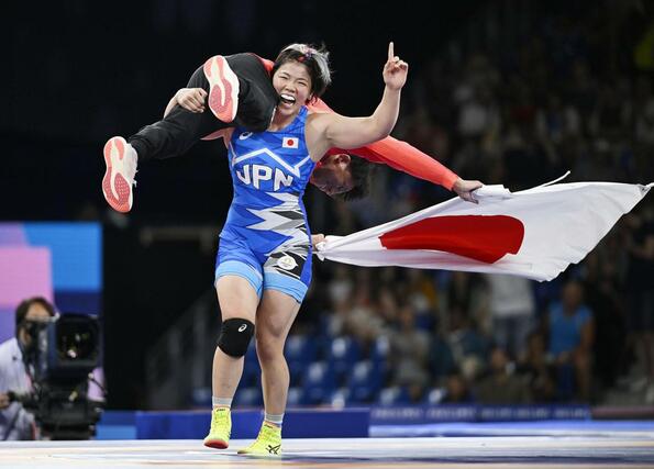 女子７６キロ級で金メダルを獲得し、喜ぶ鏡優翔＝パリ（共同）