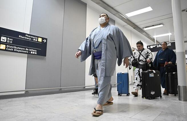 大相撲パリ公演に向け、フランスのシャルル・ドゴール空港に到着した横綱大の里＝１０日、パリ近郊（共同）