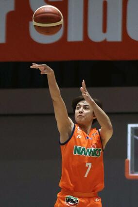 新潟－東京Ｚ　第１クオーター、シュートする五十嵐圭＝１月１１日、アオーレ長岡