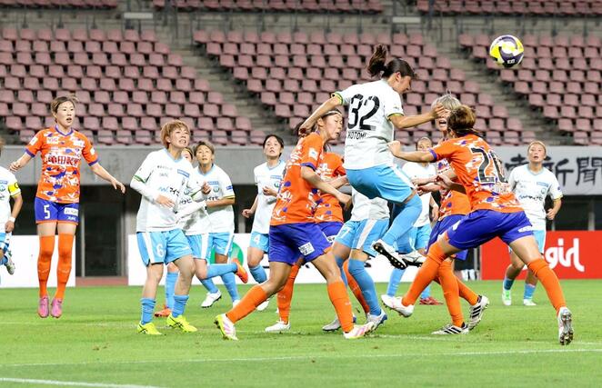 後半、ＤＦ山谷瑠香（２０）らがゴール前に攻め込むも、相手にはね返される＝ビッグスワン