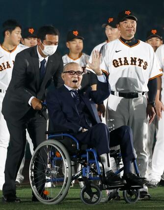 ２０２３年１１月、巨人のファン感謝イベントに登場し、手を振る長嶋茂雄さん。右は阿部慎之助監督＝東京ドーム