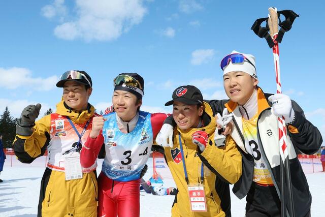 少年男子４０キロリレー　優勝し、笑顔を見せる新潟県チーム。左から根津和弘、坂詰真吾、岡田幸輝、丸山由利＝青森県大鰐町（写真映像部・大橋奎介）
