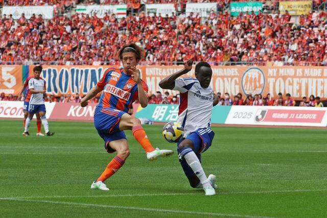 新潟－横浜Ｍ　前半、シュートを狙うＭＦ長谷川元希＝ビッグスワン