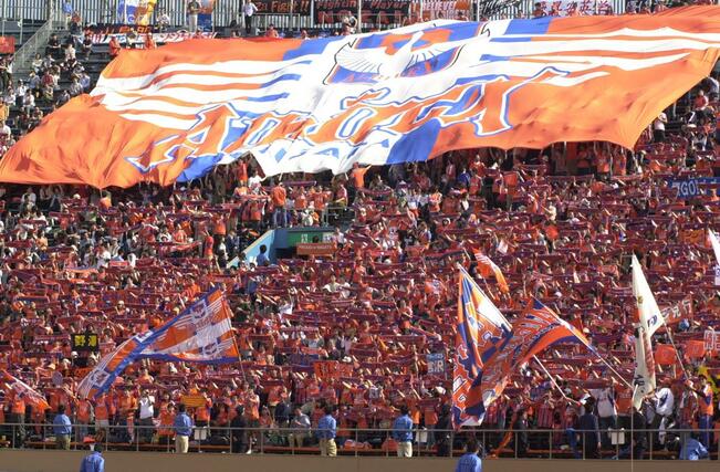 国立競技場のスタンドに掲げられたビッグフラッグ＝２００４年４月１８日