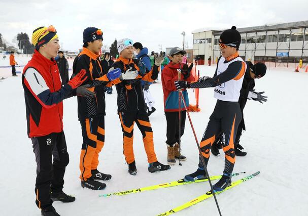 男子リレー　優勝した十日町吉田のアンカー柳颯汰を笑顔で出迎えたチームメート＝十日町市