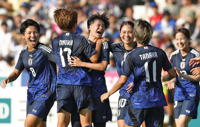 日本－ガーナ　後半、直接ＦＫでチーム３点目のゴールを決め、大喜びの藤野（左から３人目）＝金沢ゴーゴーカレースタジアム