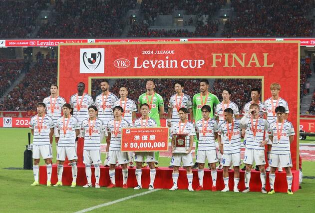 準優勝の表彰を受ける、悔しい表情の選手たち=国立競技場